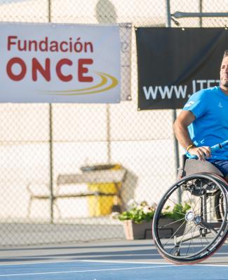 Kike jugando al tenis 