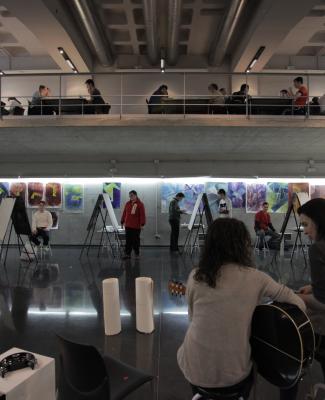 Imagen de alumnos del curso en un taller artístico 