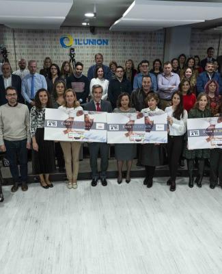 Imagen de la entrega de los cheques a las ONG beneficiarias con los asistentes al acto