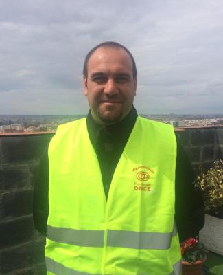 Ismael con el chaleco de voluntario de Fundación ONCE 