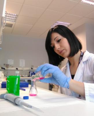 Foto de Laura en el laboratorio 