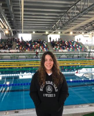 Imagen de Laura de pie, ante una piscina 