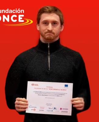 Foto de Nicanor Zalba mostrando el diploma de su beca