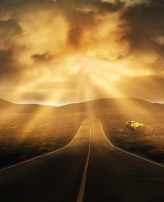 Imagen de un atardecer en una carretera desierta