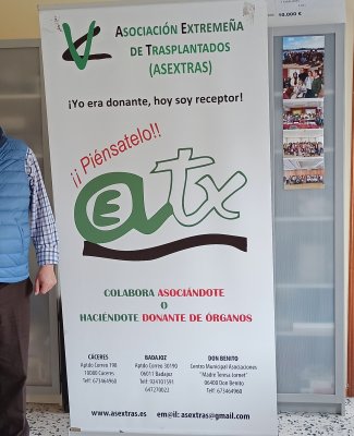 Imagen de Florenciano junto a un cartel de su asociación en el que se lee, entre otras cosas, "Yo era donante, ahora soy receptor. Piénsatelo" 