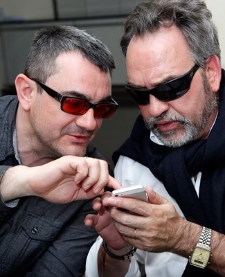 foto de dos personas con discapacidad visual utilizando un smartphone