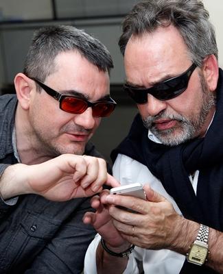 foto de dos personas con discapacidad visual utilizando un smartphone