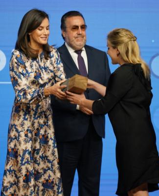 Representante e Irisbond recogiendo el galardón en la V edición de los Premios Discapnet