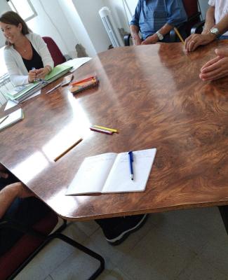 Imagen de uno de los talleres de Cristina en el que aparecen las manos de varias personas alrededor de una mesa redonda