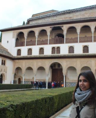 Imagen de Virginia en uno de los patios de la Alhambra de Granada