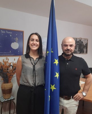 Foto de Joaquín e Iratxe a ambos lados de una bandera de la UE recogida