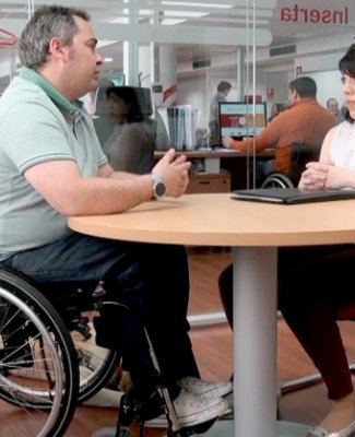 Imagen de una entrevista de trabajo a un hombre en silla de ruedas 