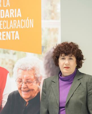 Estrella Rodríguez con un cartel que dice "Marca la x solidaria en tu declaración de la renta"