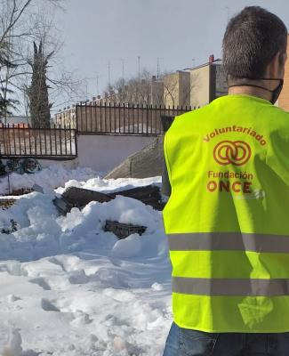 Jesús, con el chaleco de voluntario de Fundación ONCE, en su misión en la nieve