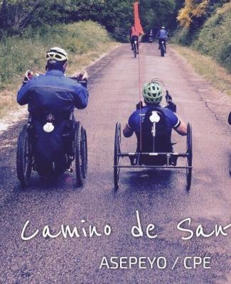 Tres personas en silla de ruedas haciendo el Camino de Santiago 