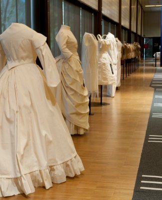 Foto de varios trajes de época puestos en fila, obra de  Francisco Javier Maza