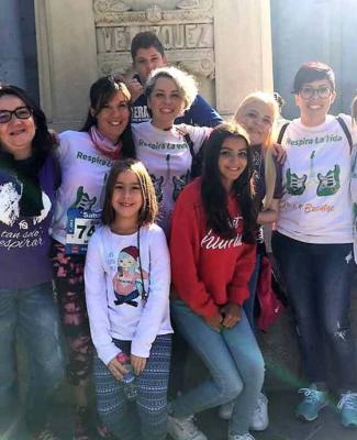Familiares y afectados por fibrosis quística después de un acto lúdico de concienciación 