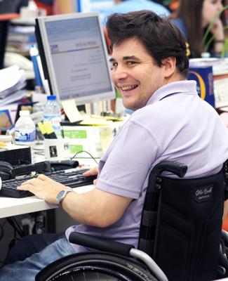 Foto de un trabajador con discapacidad
