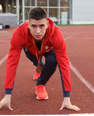 Foto de Gonzalo en posición de salida en una pista de atletismo 