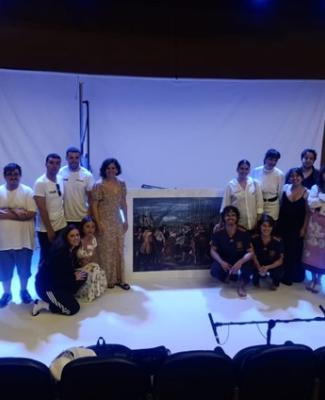 Imagen de los alumnos de VerticalPrint con la réplica impresa de 'La rendición de Breda'