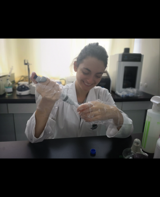 Imagen de Stephany en el laboratorio 