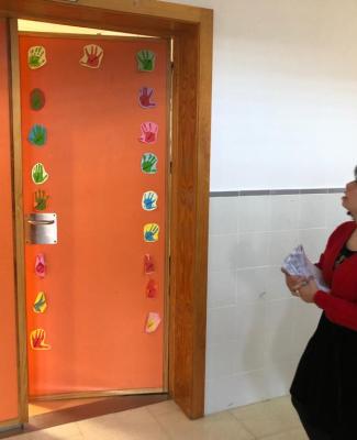 Teresa, ante la puerta de una clase de su cole