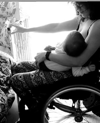 Imagen en blanco y negro de Esther con su hija en brazos 