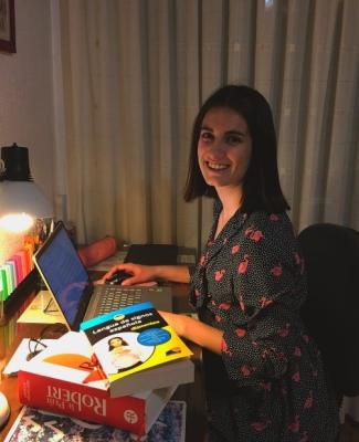 María ante el ordenador 