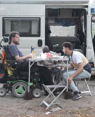 Foto de Daviz Riaño junto a su caravana y a uno de sus compañeros de viaje