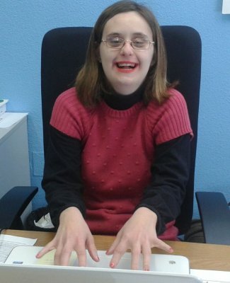 Clara en una mesa de trabajo