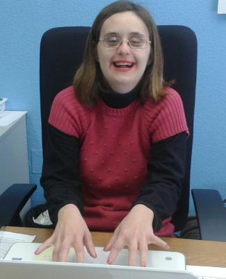 Clara en una mesa de trabajo