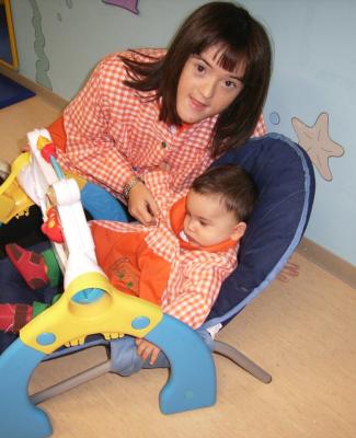 Blanca con un bebé, en su trabajo