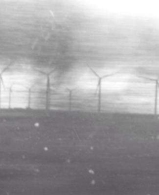 Imagen de unos molinos en blanco y negro con los que Marta quiere visibilizar su lucha contra la EM