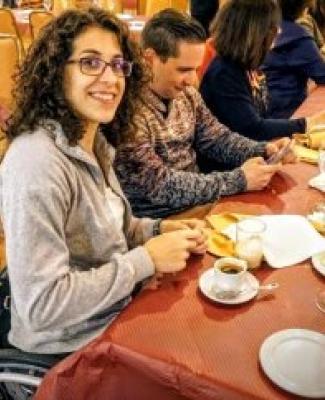 Imagen de Esther en la mesa de un bar