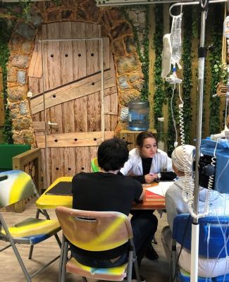 Imagen del interior del colegio del Niño Jesús donde se ve a un alumno y una profesora