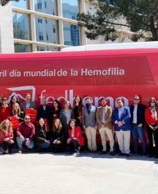Imagen del autobús de la hemofilia donde aparece una foto de grupo en el costado del vehículo