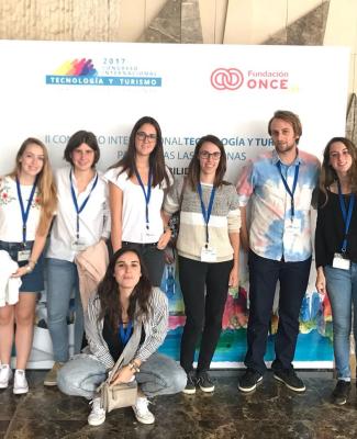 Grupo de estudiantes asistentes al congreso