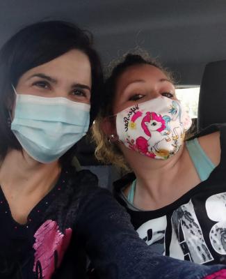 Foto de Inmaculada y Elisa, la voluntaria de Fundación ONCE que hace sus acompañamientos 