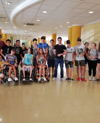 Pablo Ariza junto con otros estudiantes en una actividad  del Campus Inclusivo 