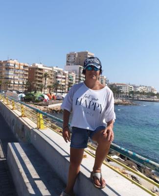 Yolanda con un paisaje marino al fondo 