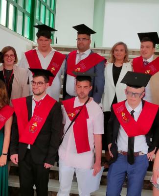 Foto de grupo de alumnos del Programa UniDiversidad de la Universidad de Extremadura tras la graduación del curso 2021-22