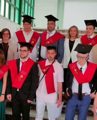 Foto de grupo de alumnos del Programa UniDiversidad de la Universidad de Extremadura tras la graduación del curso 2021-22