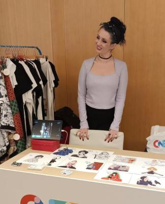 Foto de Macarena en su estand del I Congreso Nacional de Emprendimiento y Discapacidad 