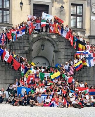 Alumnos de Colegios del Mundo Unido con banderas de diferentes países