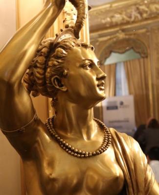 Estatua dorada de una musa en la sala Miguel de Cervantes del Museo de América