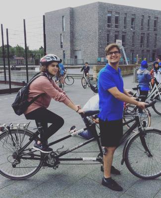 Ana Isabel montando en bicicleta