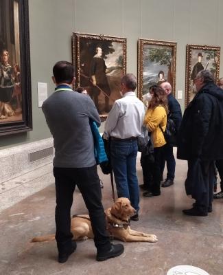 Imagen de personas con discapacidad visual ante una exposición de Velázquez en la que se ve el cuadro de 'Las Meninas'