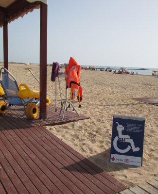 Imagen de una playa con servicio de baño adaptado con silla anfibia 