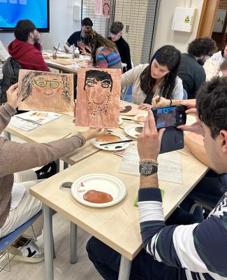 Foto de alumnos UniDiversidad durante el taller con la artista Angelica Dass, llevado a cabo con motivo de la celebración de los Derechos Humanos en la Universidad de Cantabria