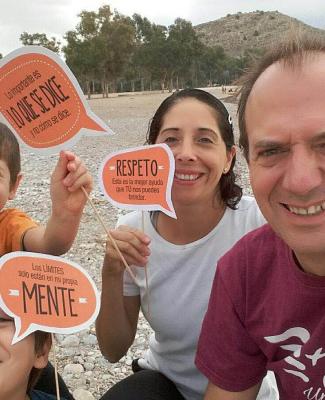 Familia con pancartas alusivas a la tartamudez
